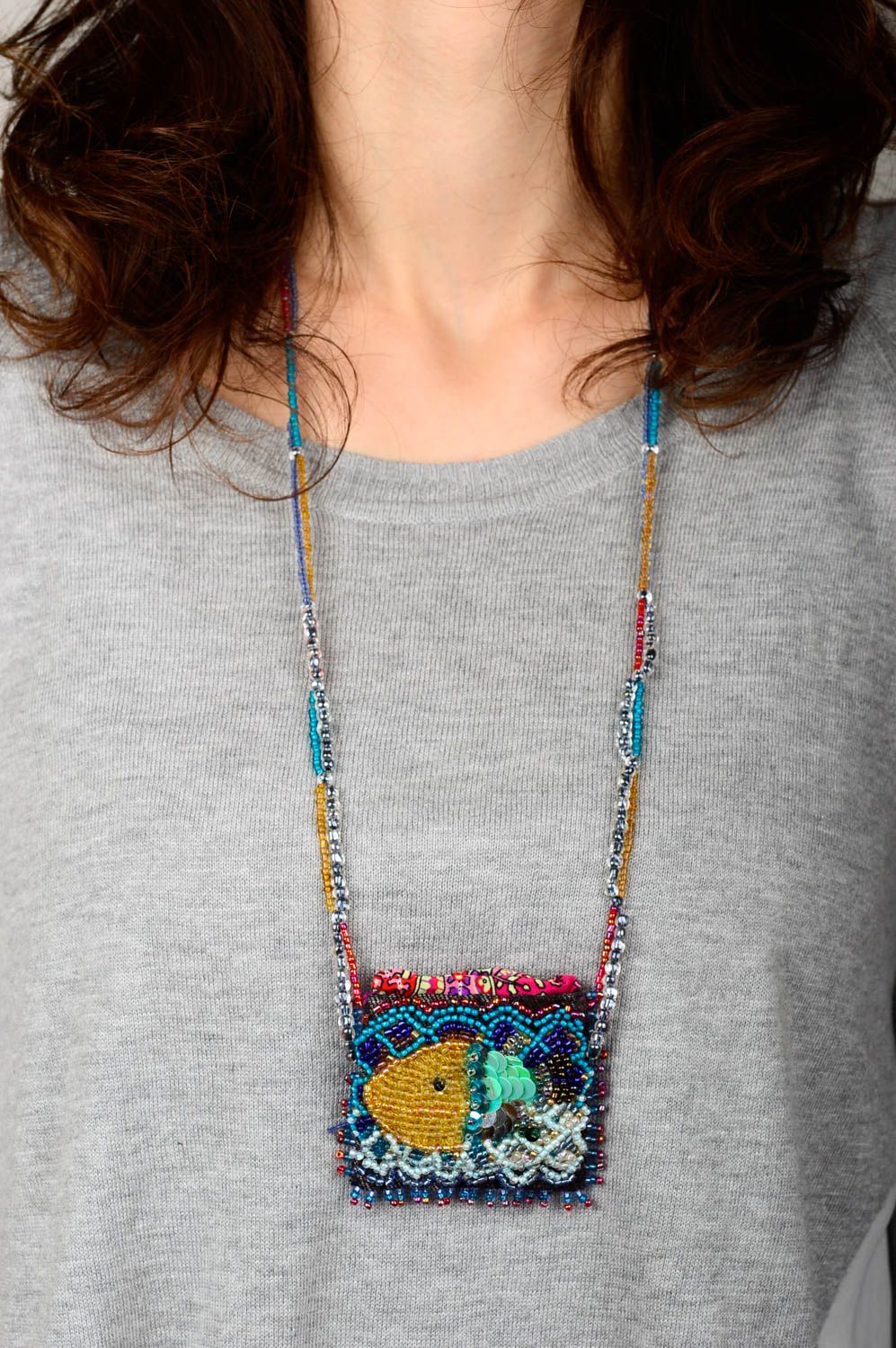Pendentif en perles de rocaille Bijou fait main Sac multicolore Accessoire femme photo 2