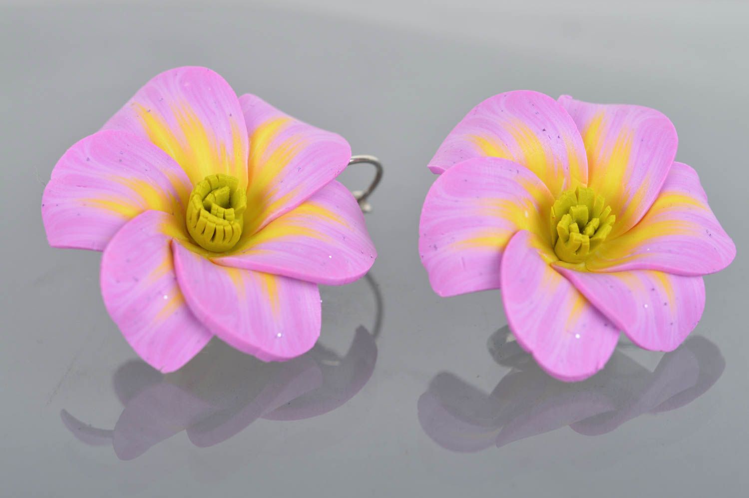 Kleine schöne gelb violette handgemachte Ohrringe aus Polymerton mit Blumen foto 2