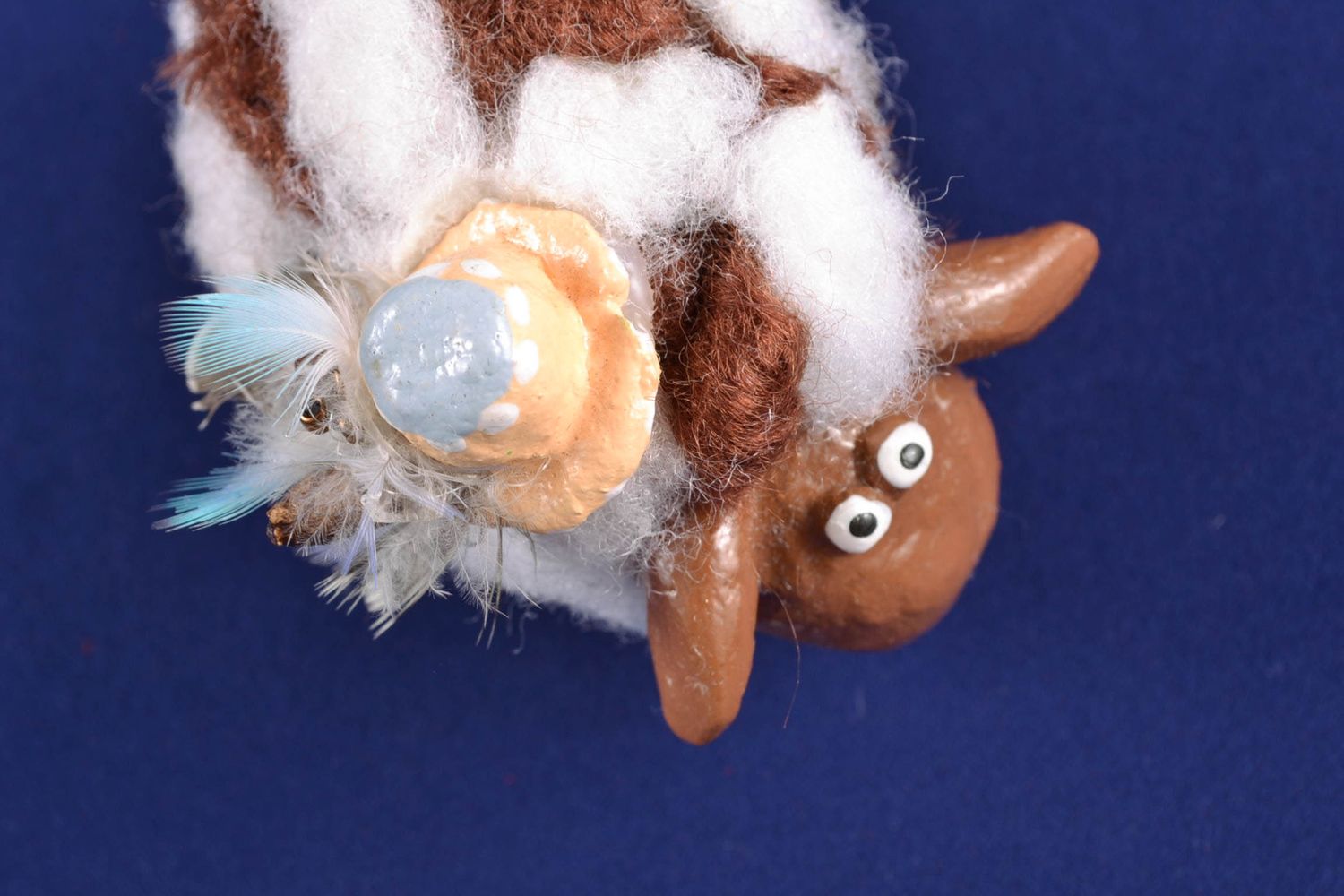Статуэтка и папье-маше овечка со шляпой миниатюрная фото 3