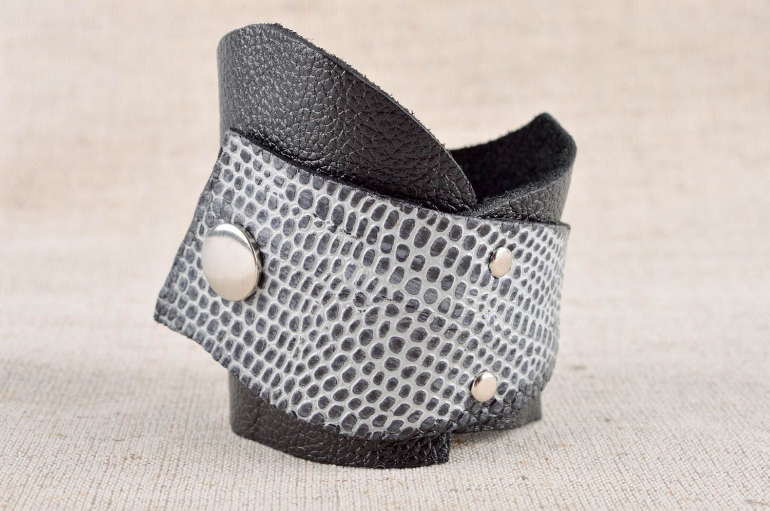 Bracelet large en cuir gris Bijou fait main design élégant Cadeau pour femme photo 1
