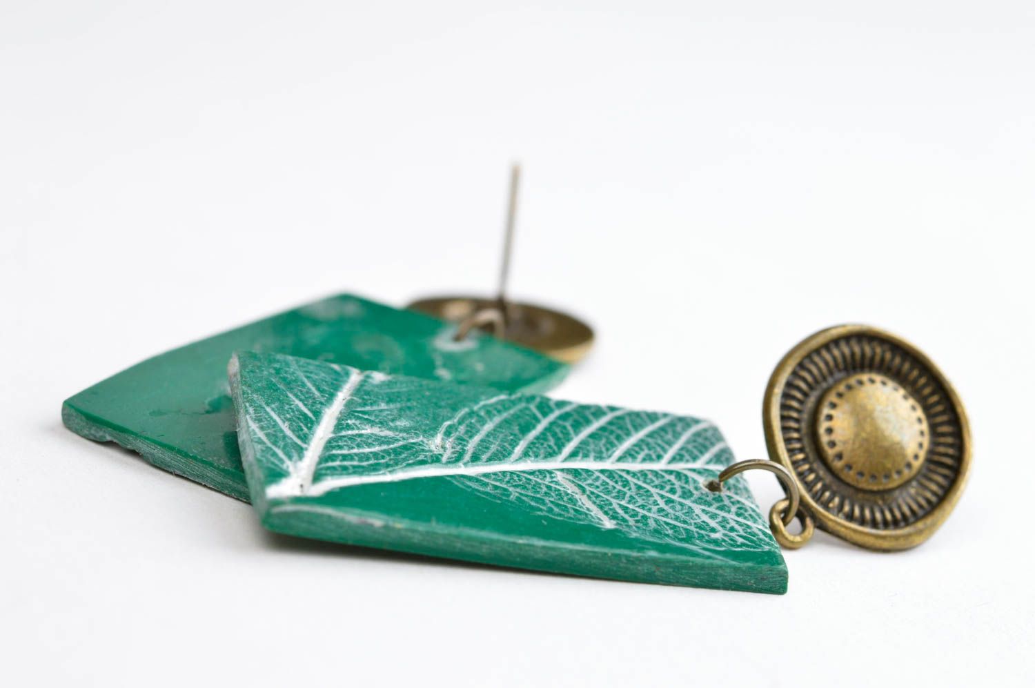 Модные серьги украшение ручной работы сережки-гвоздики из пластики зеленые фото 3