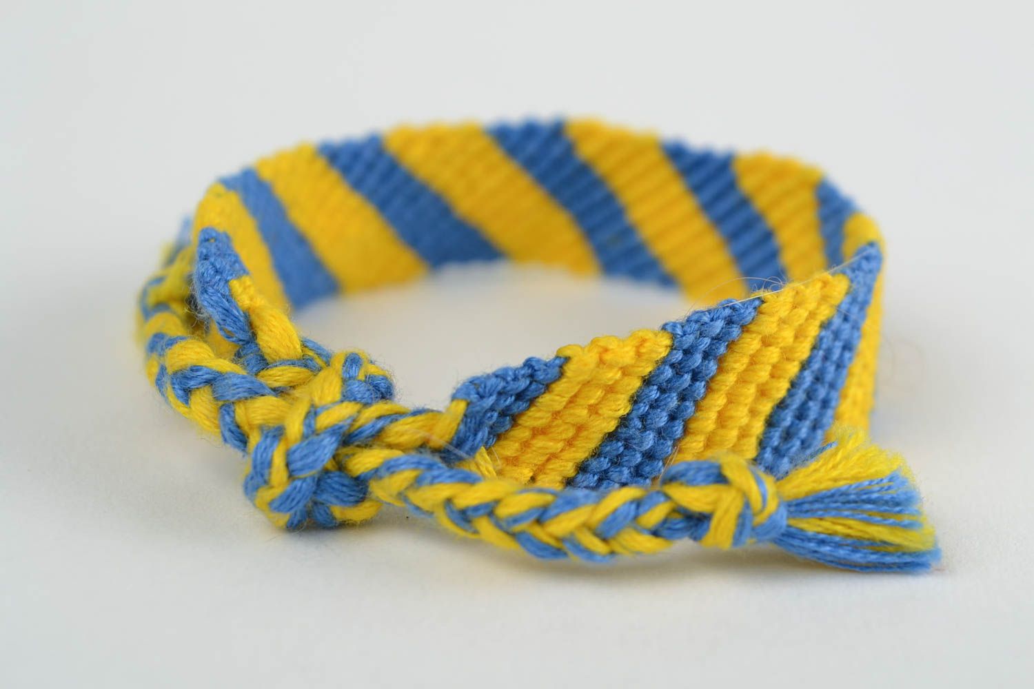 Pulsera de hilos amarilla azul vistosa trenzada artesanal en cordones foto 4