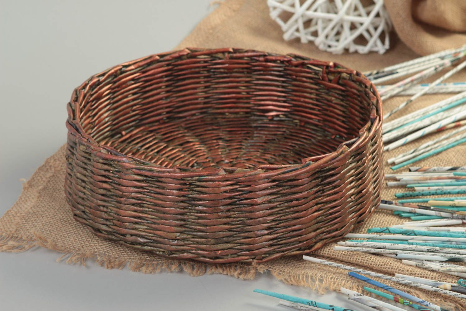 Хлебница плетеная из бумажной лозы круглая коричневая небольшая ручной работы фото 1