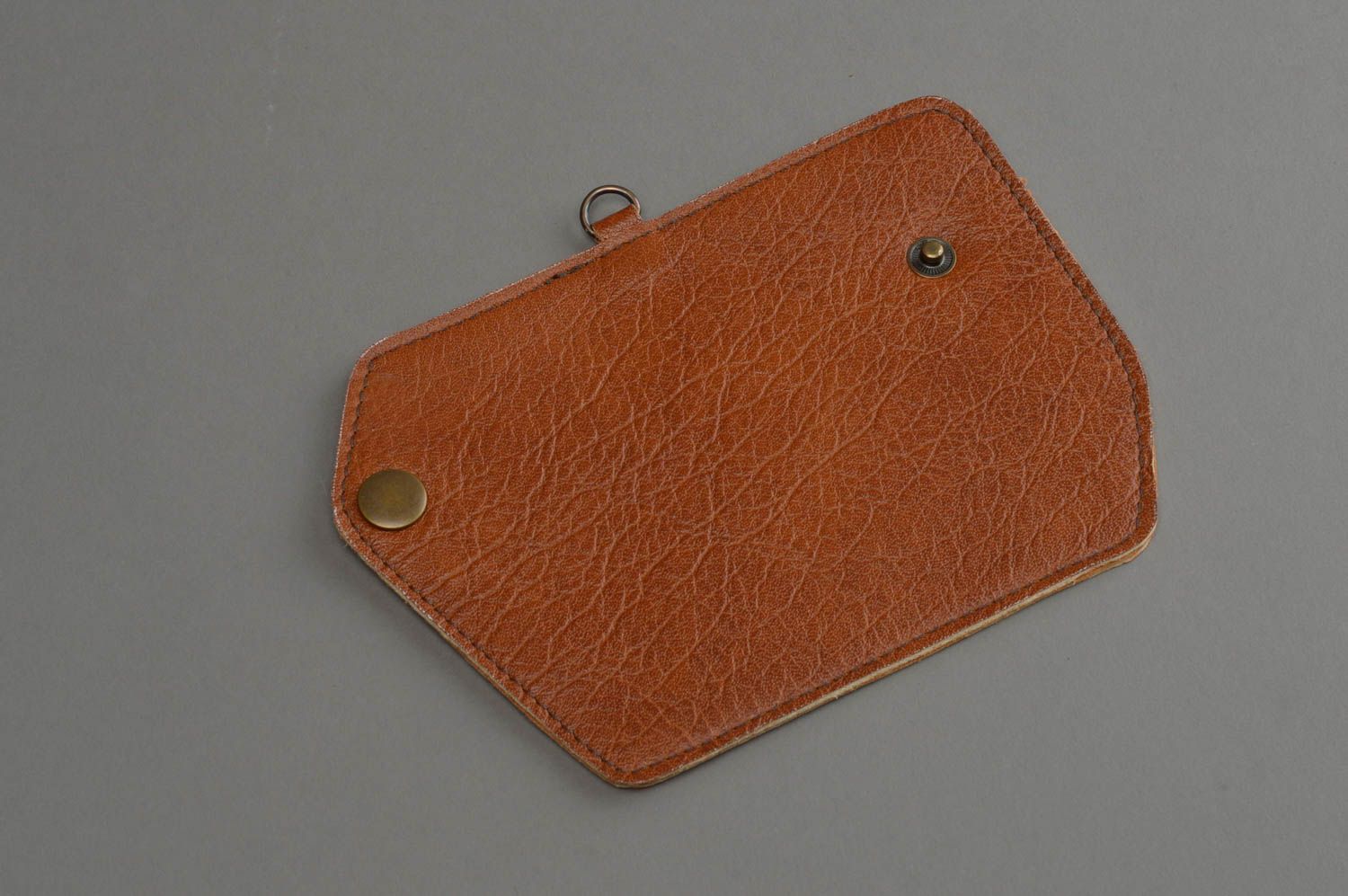 Кожаный чехол для ключей коричневого цвета ручная работа на кнопке удобный фото 3