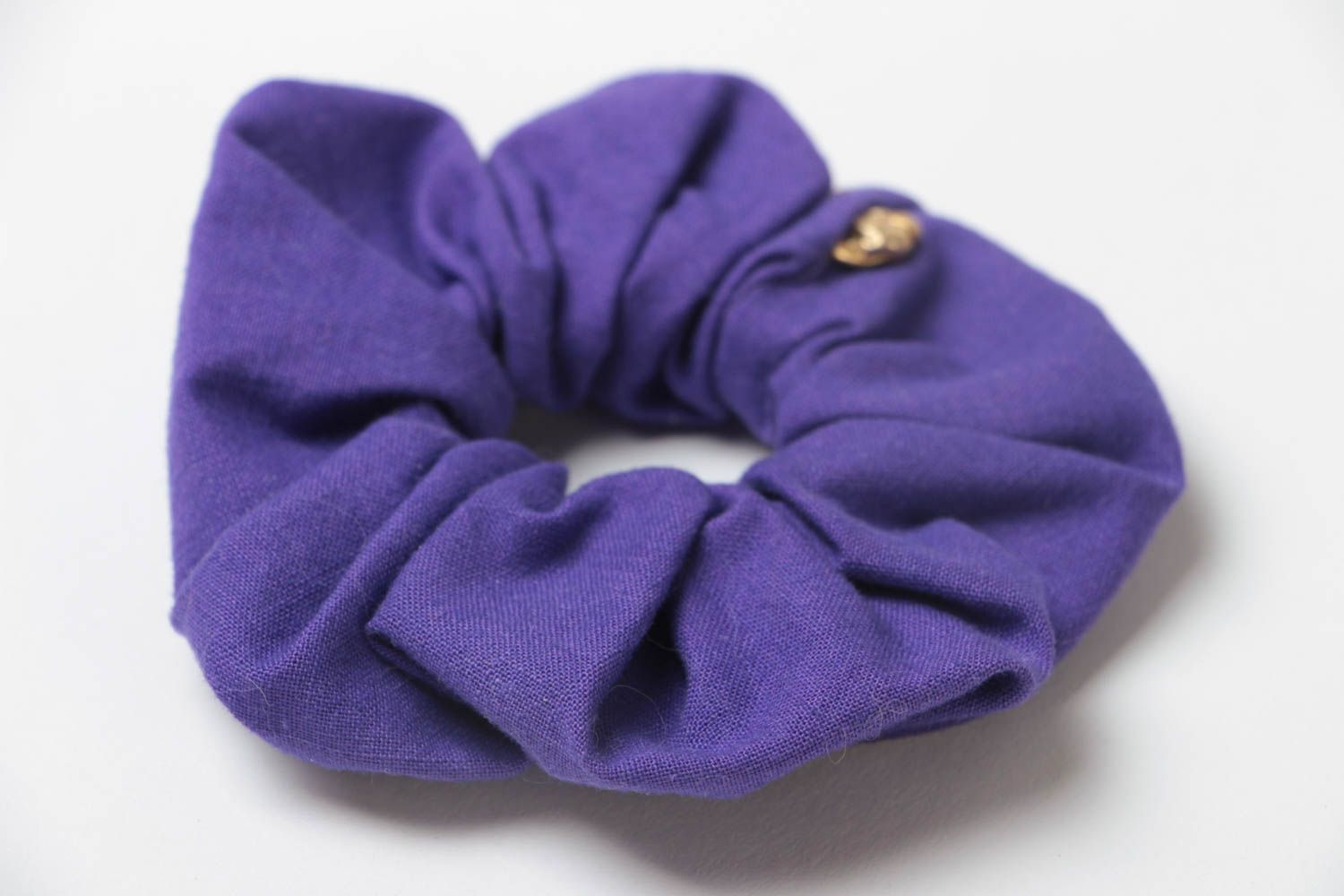 Резинка для волос из ткани хлопка ручной работы фиолетовая красивая нарядная фото 3
