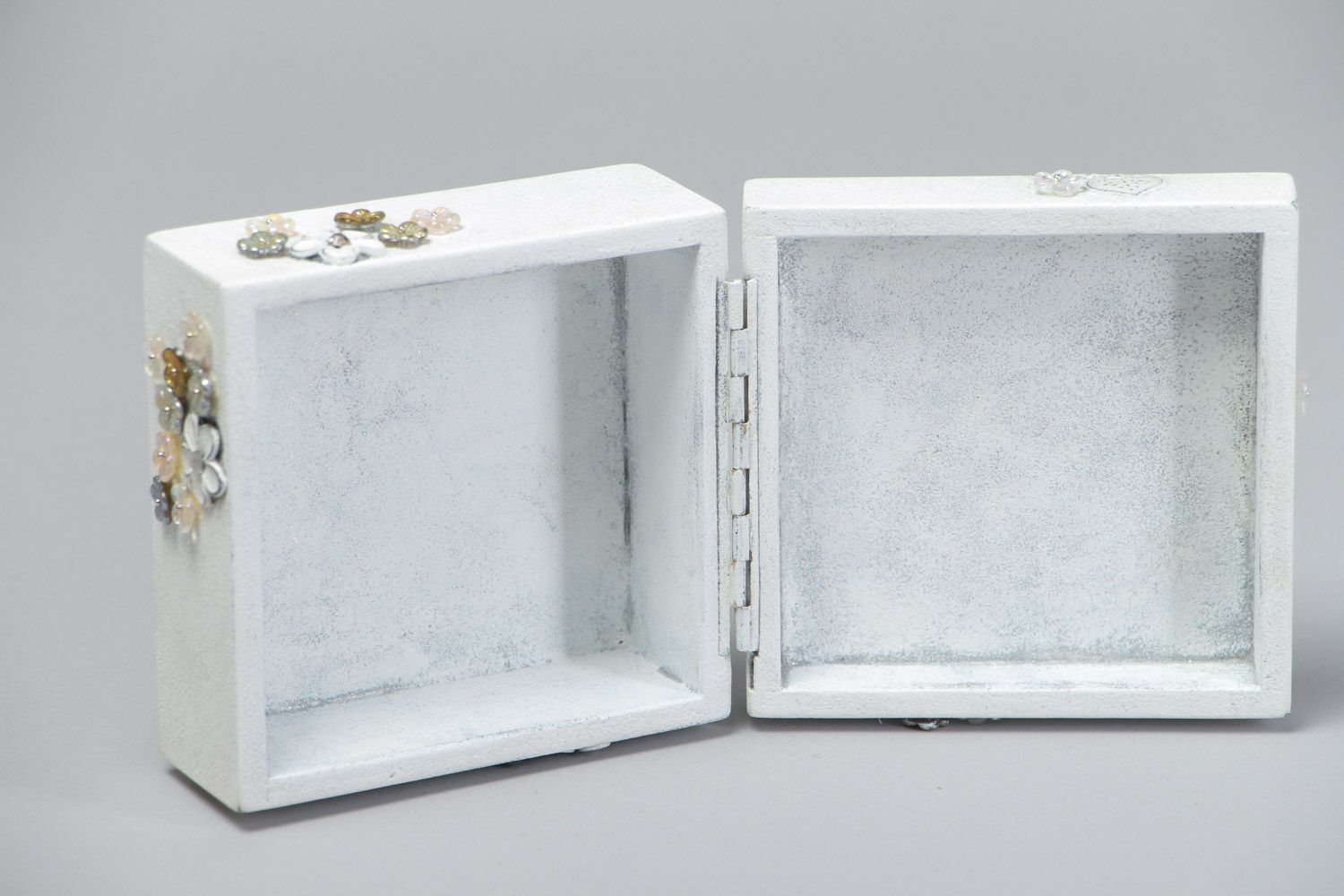 Boîte à bijoux en fer décorée de fleurs en verre tchèque faite main blanche photo 3