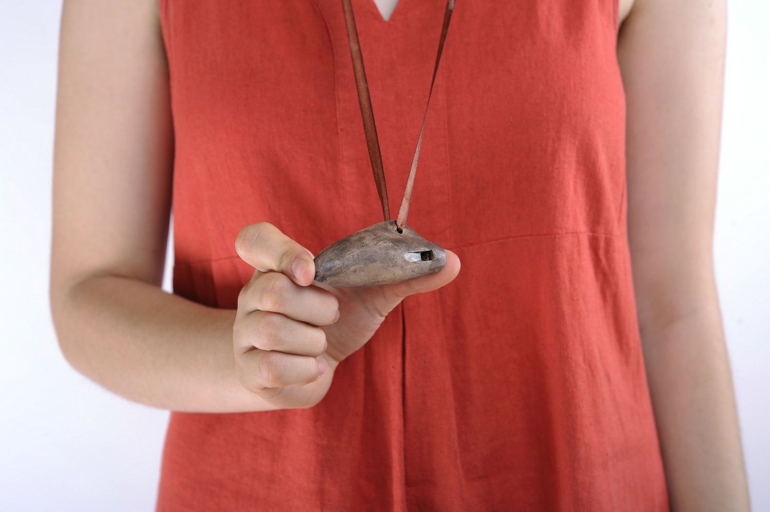 Silbato amuleto de cerámica foto 4