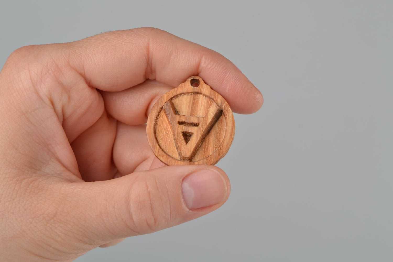 Pendentif en bois fait main original rond amulette de style ethnique unisexe photo 2