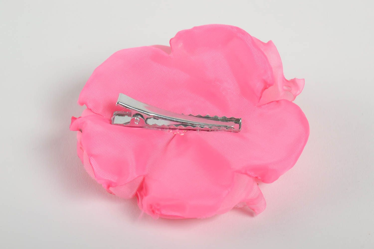 Розовая заколка из лент в виде легкого объемного цветка ручной работы зажим фото 3