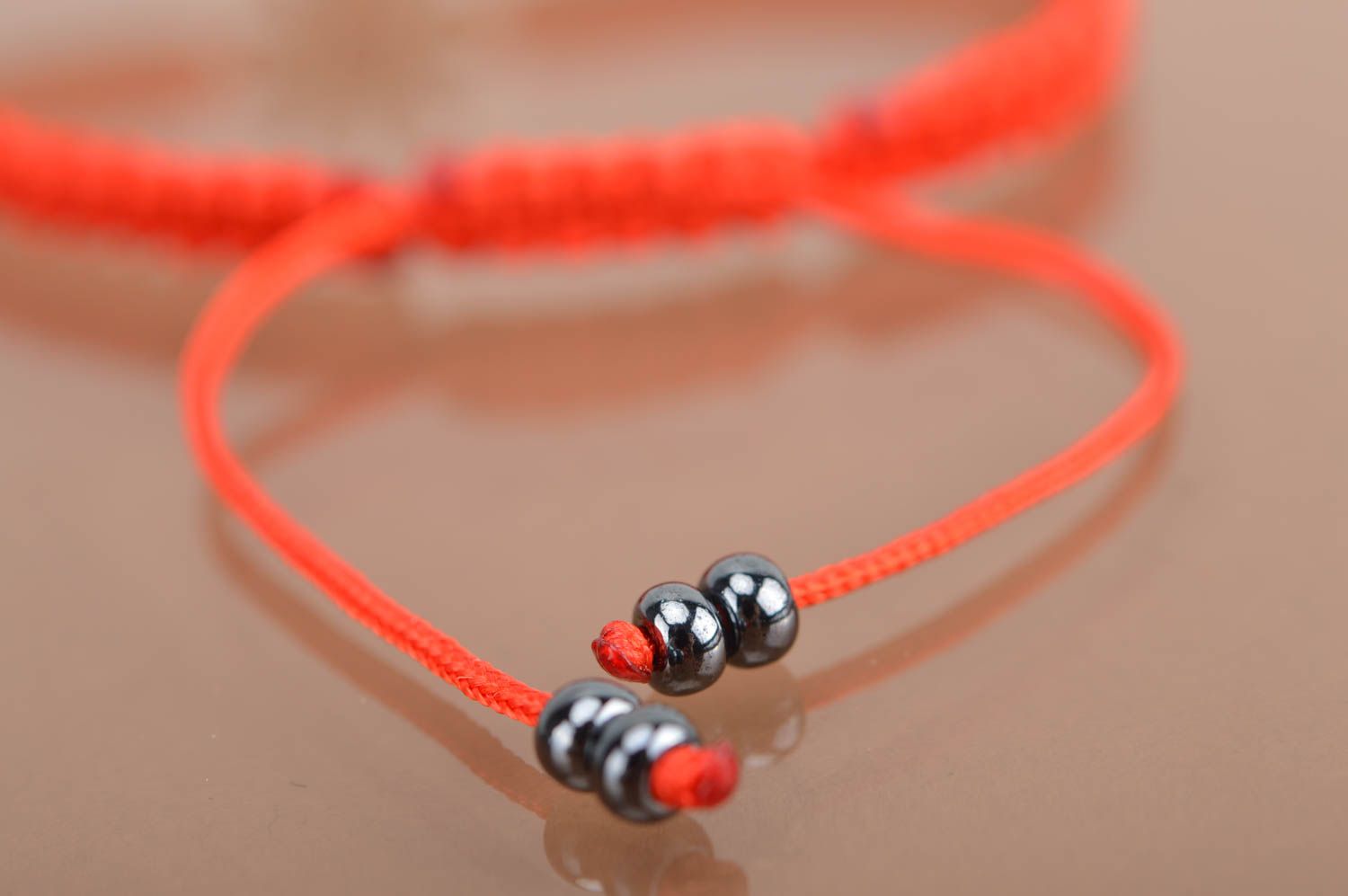 Красный браслет из шелковых ниток с цветком плетеный тонкий ручной работы фото 4