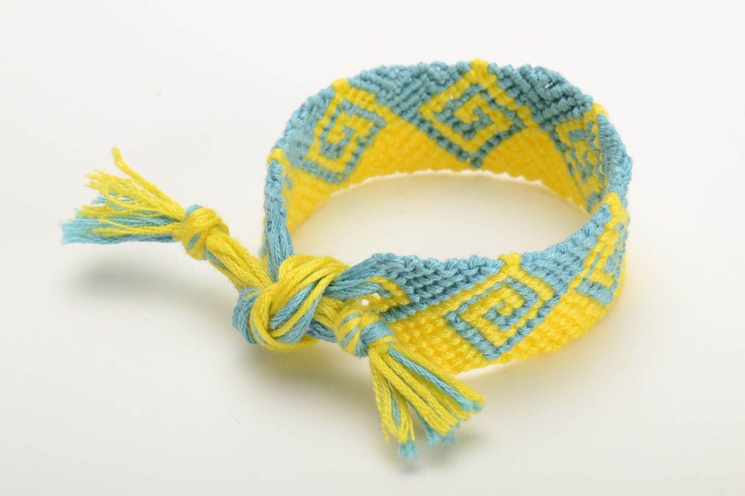 Широкий плетеный браслет из ниток мулине желто-голубой ручной работы на завязках фото 3