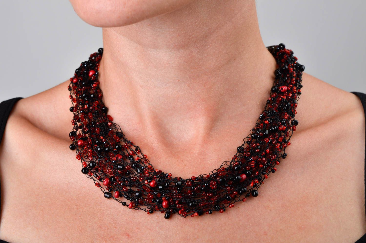 Collier fantaisie Bijou fait main en perles de rocaille noir-rouge Cadeau femme photo 1