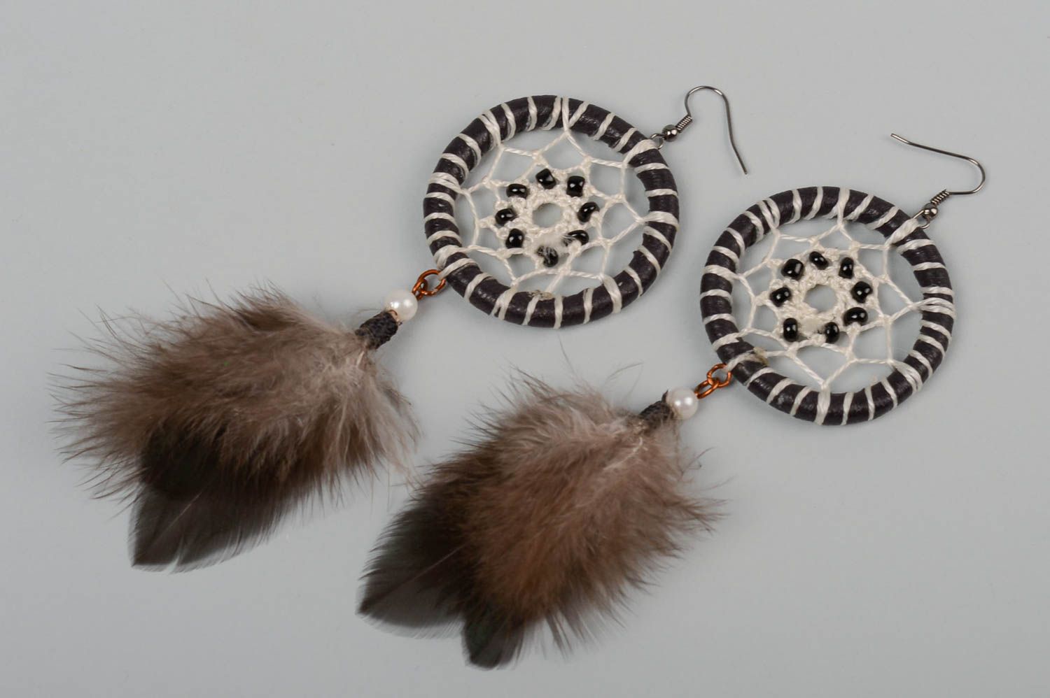 Handmade Ethno Ohrringe Traumfänger Schmuck lange Ohrringe schwarz mit Federn foto 2