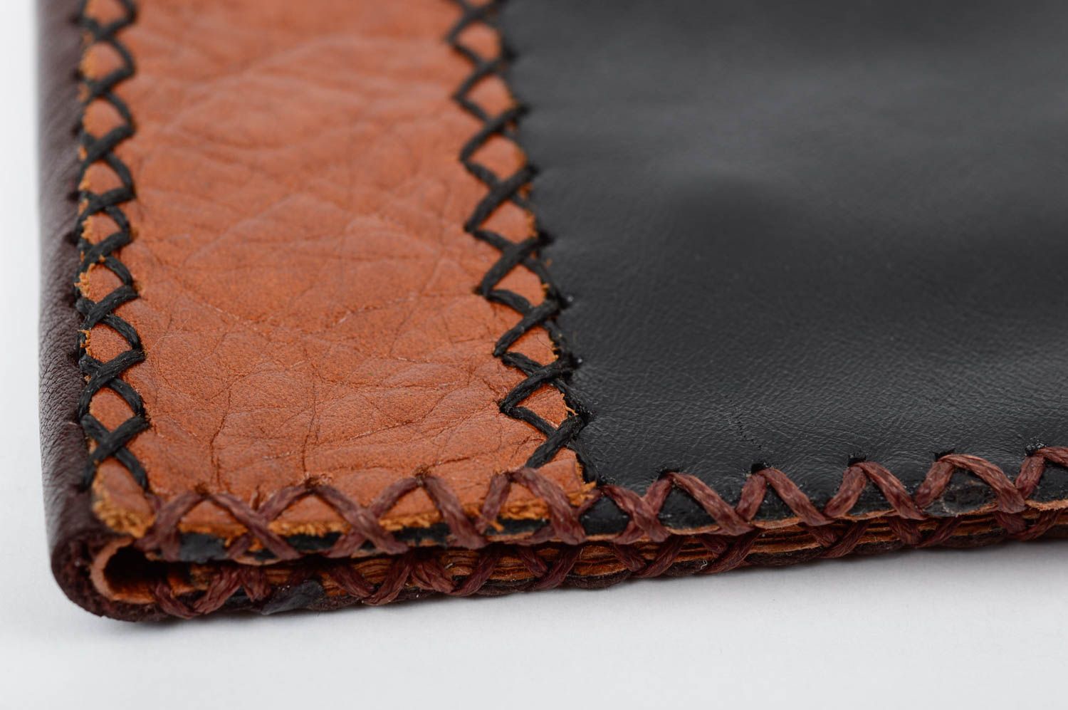 Симпатичный кожаный кошелек обшитий нитками внутренние отделения ручная работа фото 3