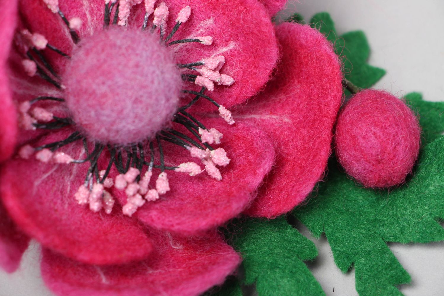 Broche boutonnière en laine en forme de fleur photo 3