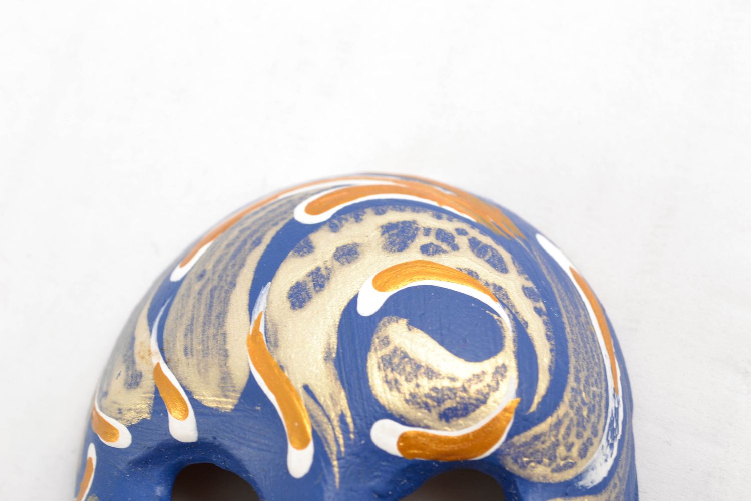 Bemalte Maske aus Ton blau foto 4