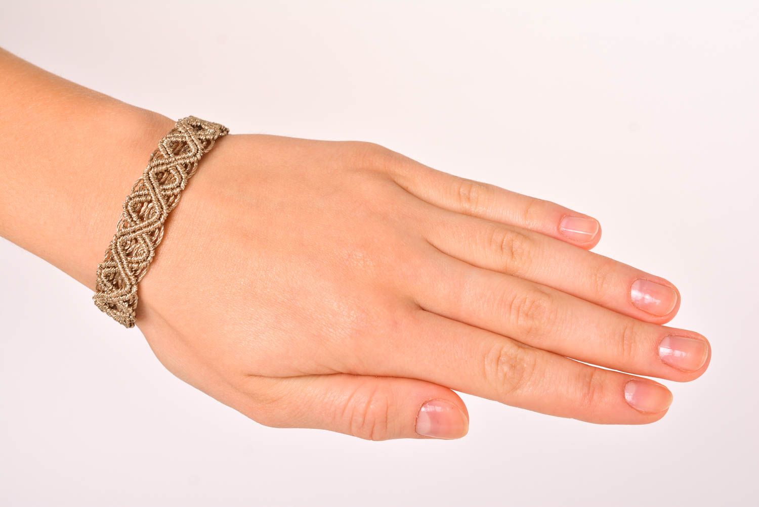 Модный браслет украшение ручной работы браслет из ниток бежевый макраме фото 2