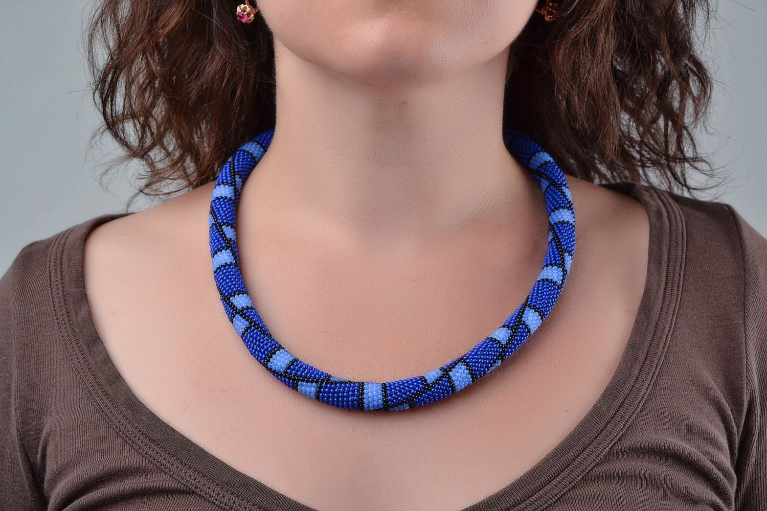 Joli collier en perles de rocaille bleu fait main accessoire tressé au crochet photo 2