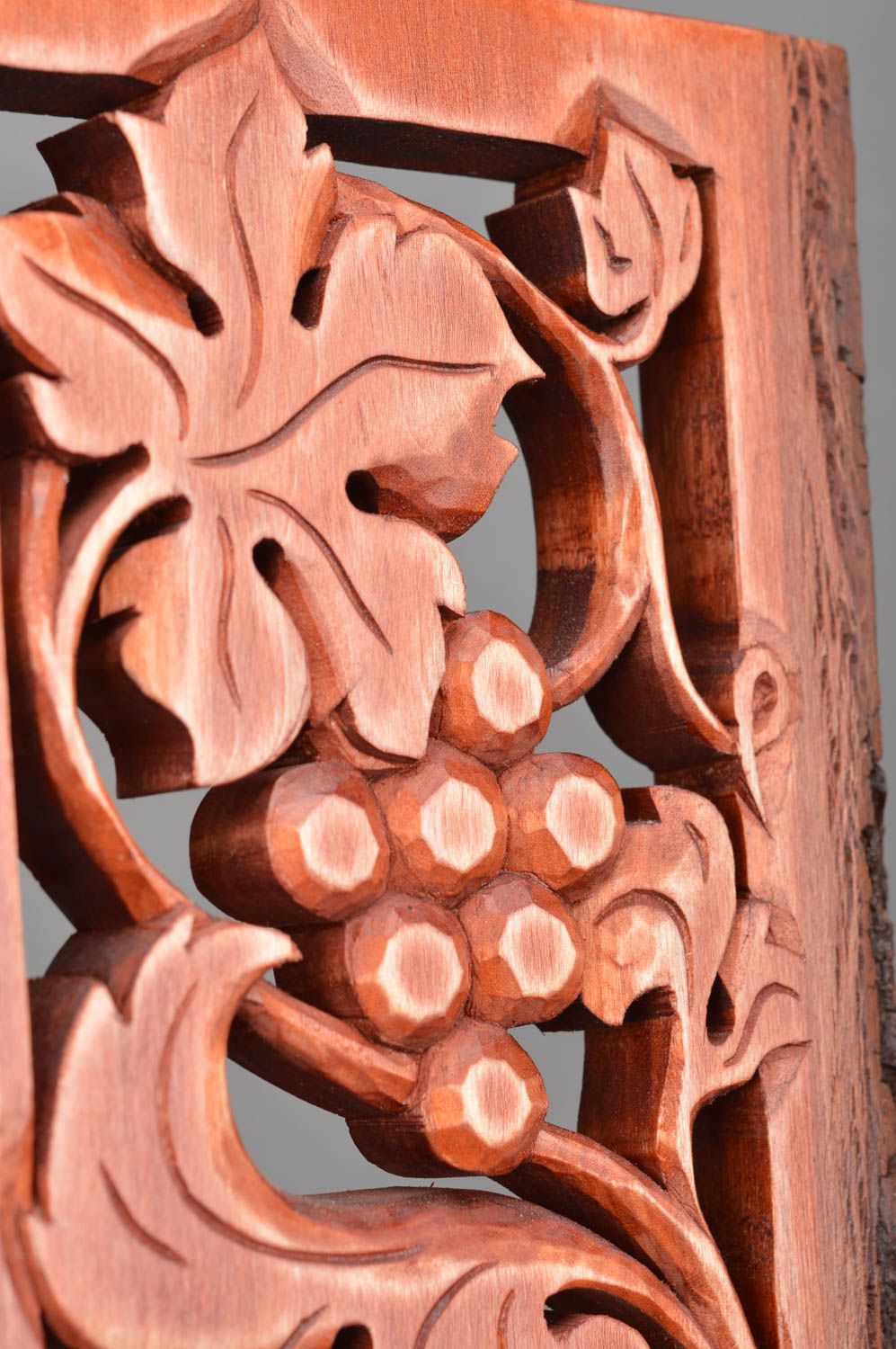 Оригинальное резное панно из дерева ручной работы для интерьера Грозди винограда фото 4