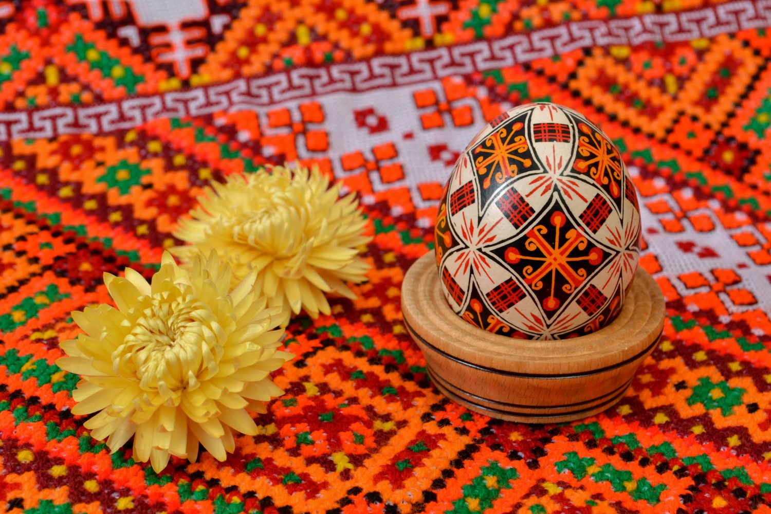 Bemaltes Osterei handmade mit Kreuzen foto 6