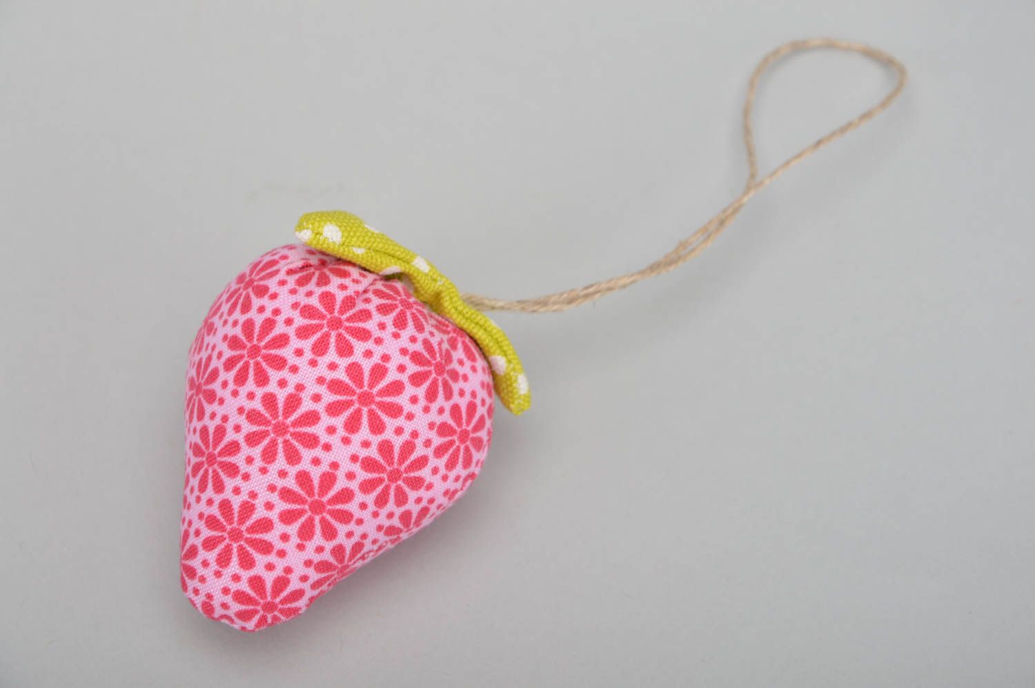 Интерьерная подвеска клубничка в цветочек хлопковая ручной работы для декора фото 2