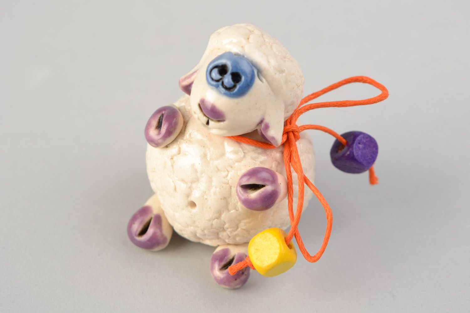 Lustige kleine keramische Figur Schaf mit Bemalung Handarbeit künstlerisch foto 4