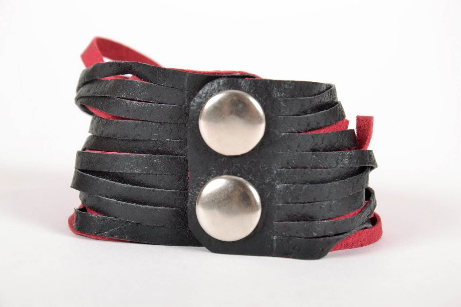 Armband aus Leder schwarz-rot foto 2
