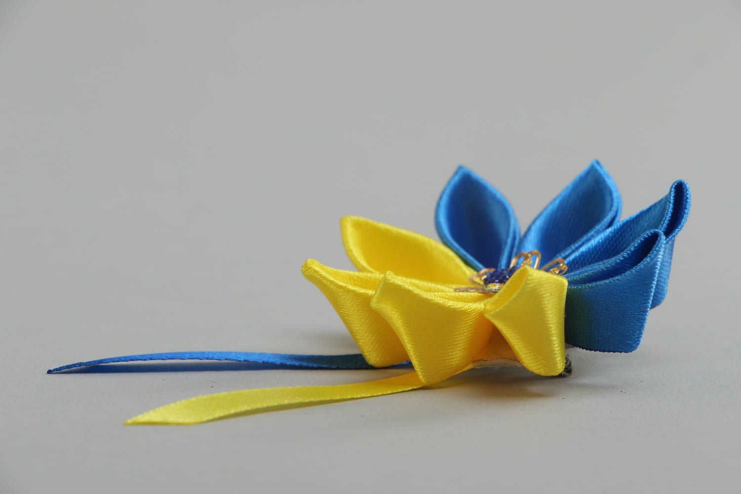 Брошь из атласных лент в виде желто-голубого цветка ручной работы красивая яркая фото 3