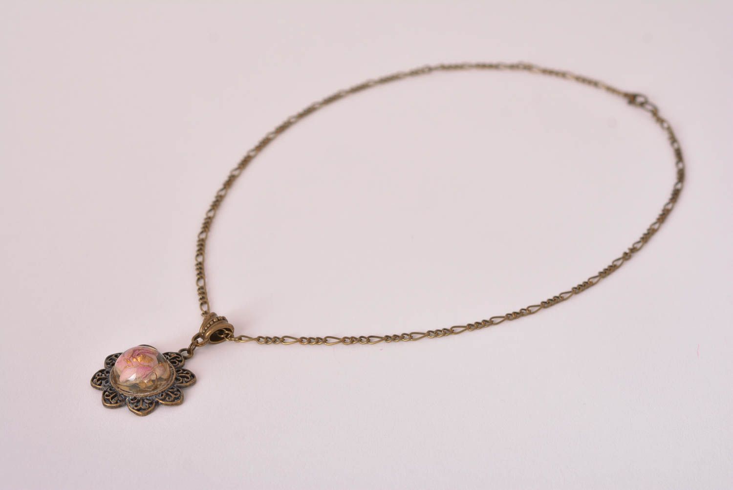 Pendentif en métal résine époxy Bijou fait main rose vintage Accessoire femme photo 3
