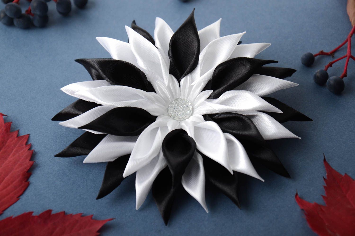 Pince cheveux Barrette fleur fait main satin blanc noir Accessoire cheveux photo 1