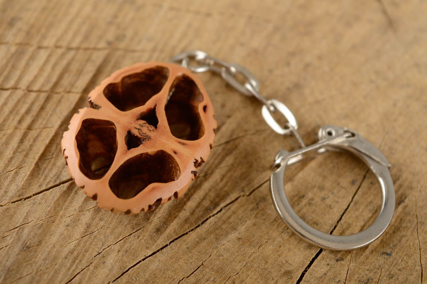Porte-clés en noix fait main original marron avec fourniture métallique photo 1