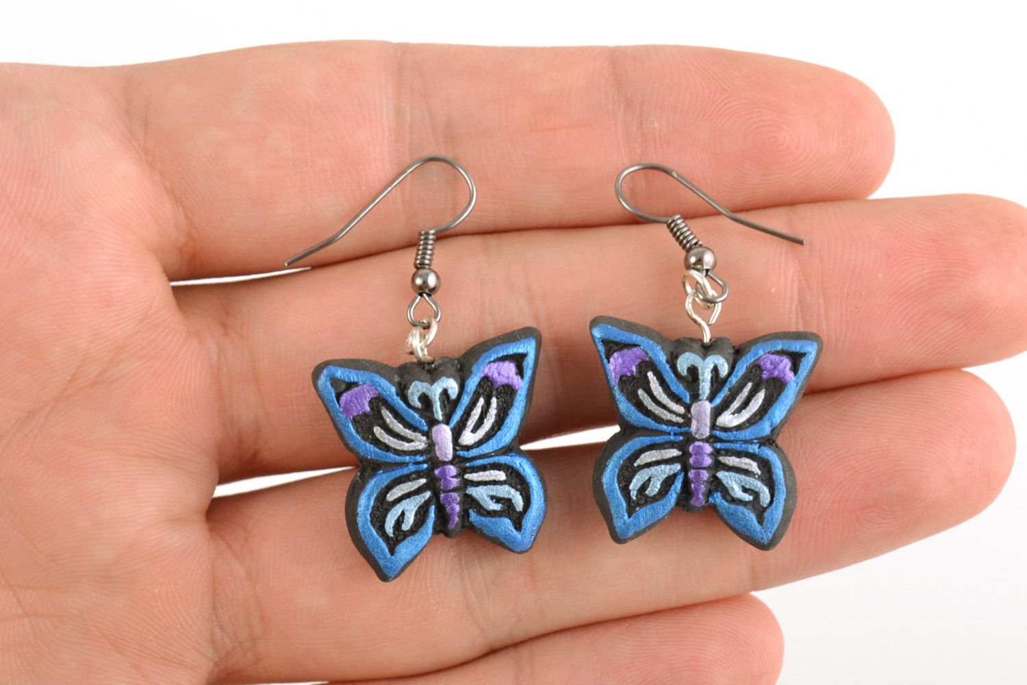 Petites boucles d'oreilles en céramique peintes noir-bleu faites main papillons photo 2