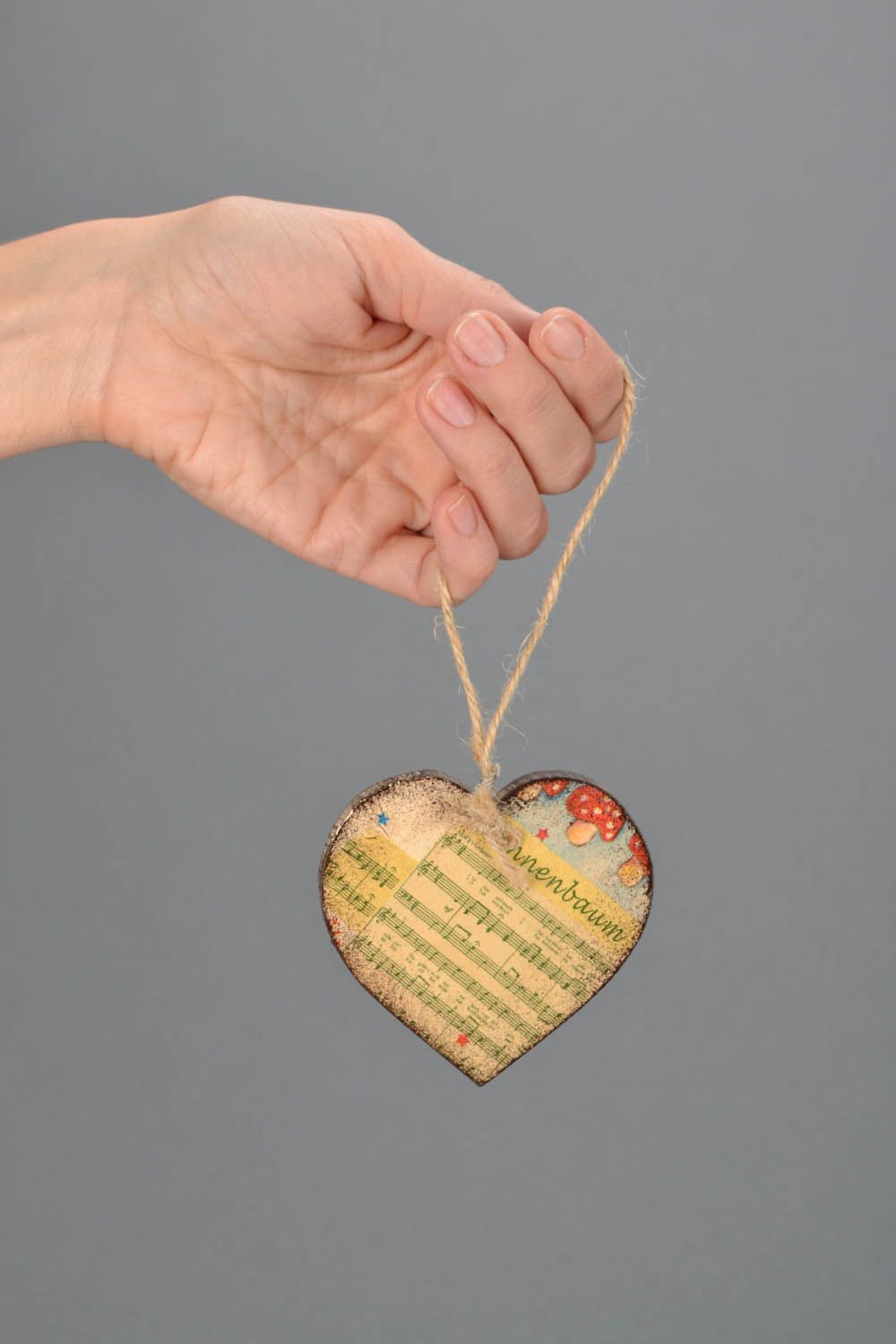 Деревянная елочная игрушка в виде сердца фото 2