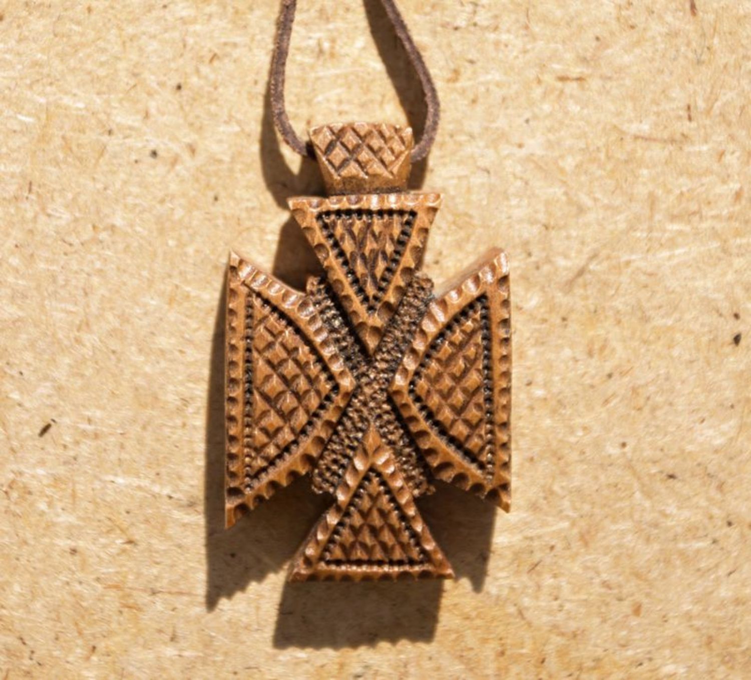 Croix pectorale sculptée en bois photo 1