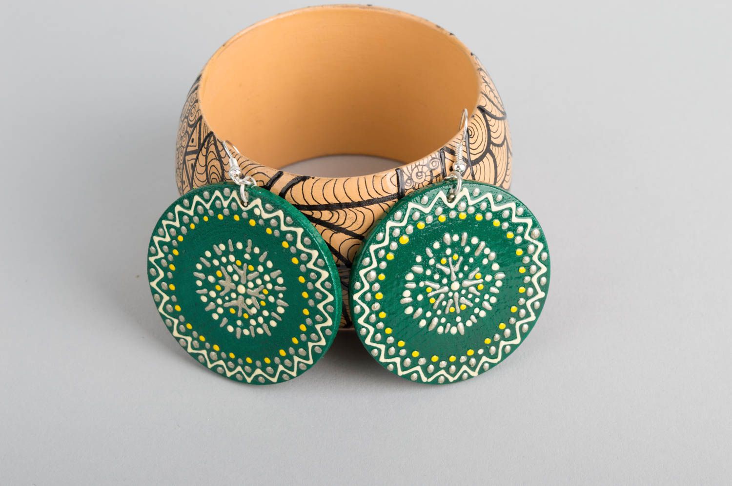 Модные серьги украшение ручной работы деревянное украшение зеленые расписные фото 1