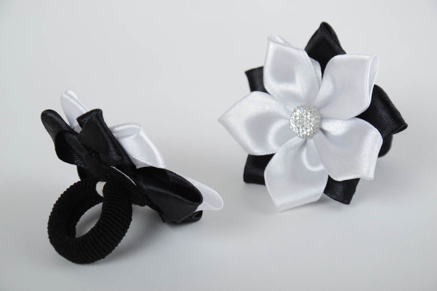 Schwarz weißes Haargummi Set aus Atlasbändern mit Blumen 2 Stück Handarbeit foto 2