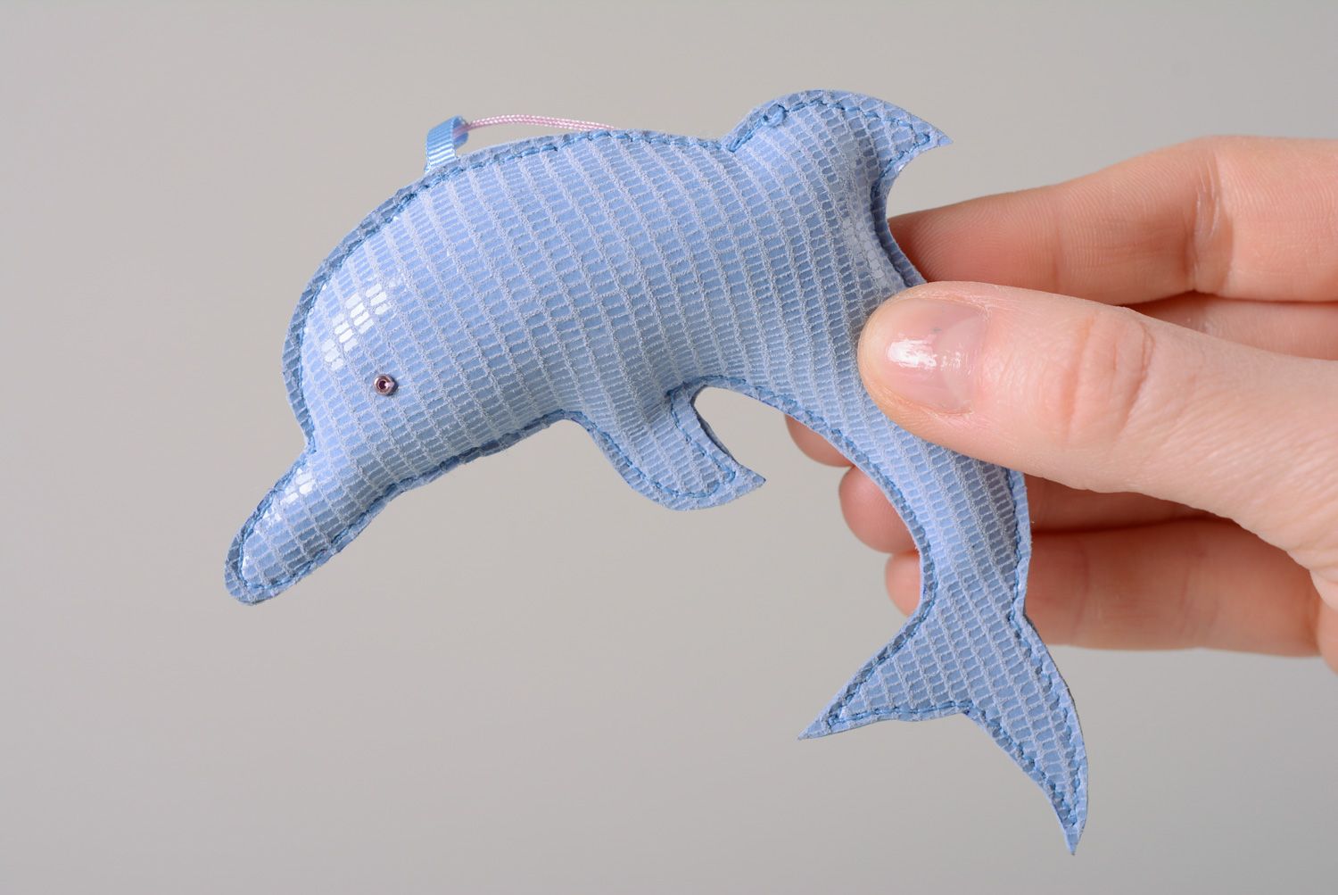 Colgante para bolsos artesanal con forma de delfín de color azul foto 2