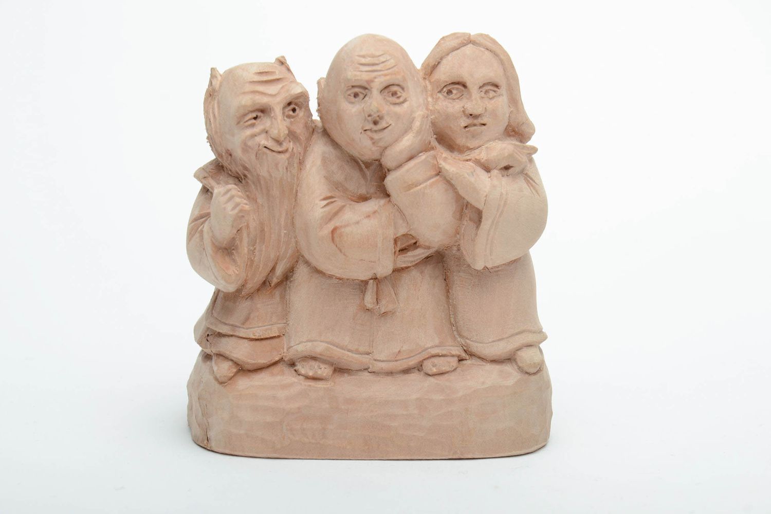 Geschnitzte Statuette aus Holz mit drei Figuren foto 2