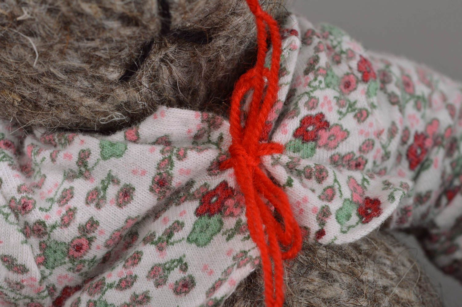 Petit jouet mou tricoté fait main gris ourson cadeau pour enfant et décoration photo 2