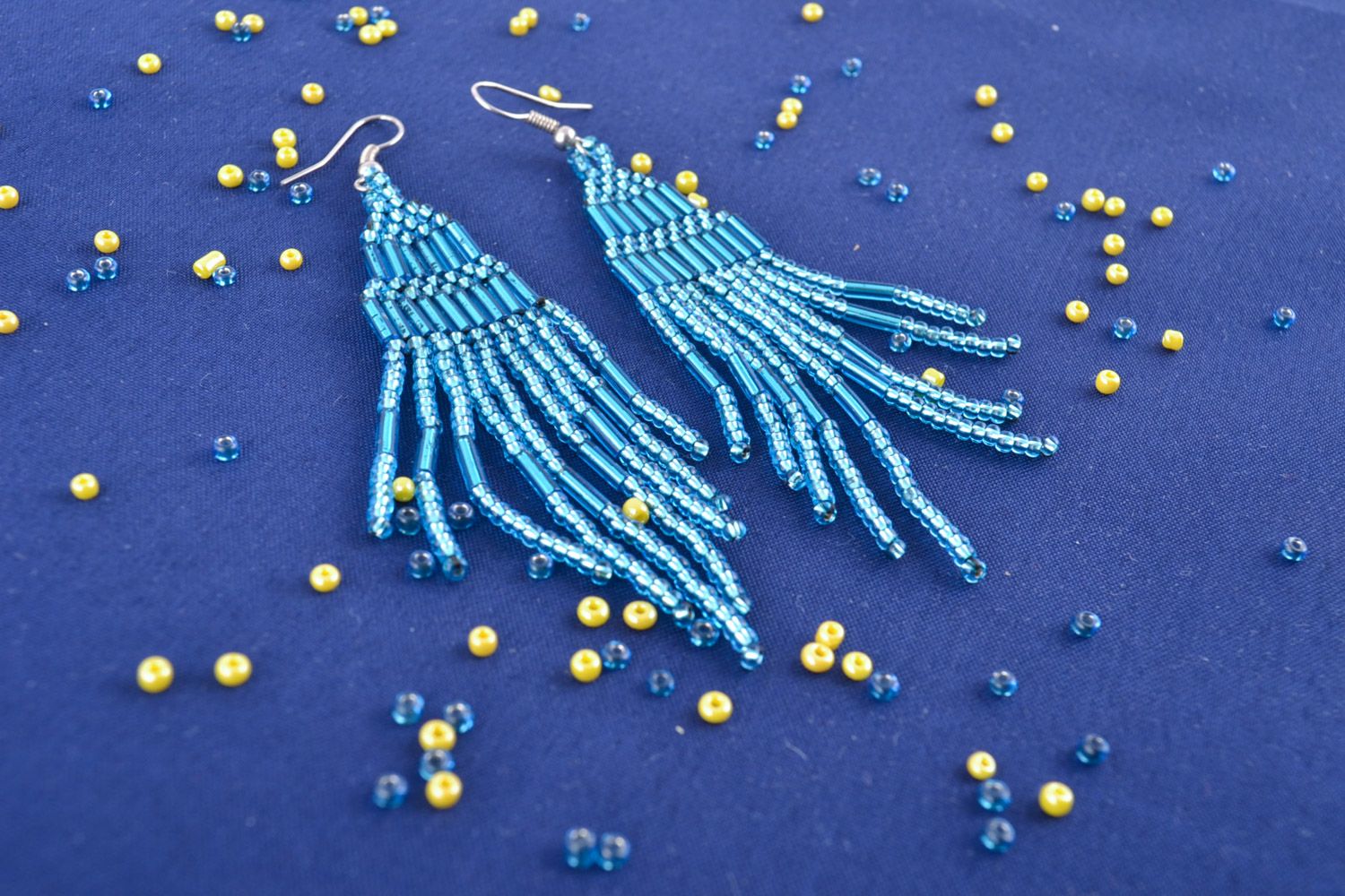 Голубые длинные серьги из бисера с подвесками ручной работы для девушки фото 1