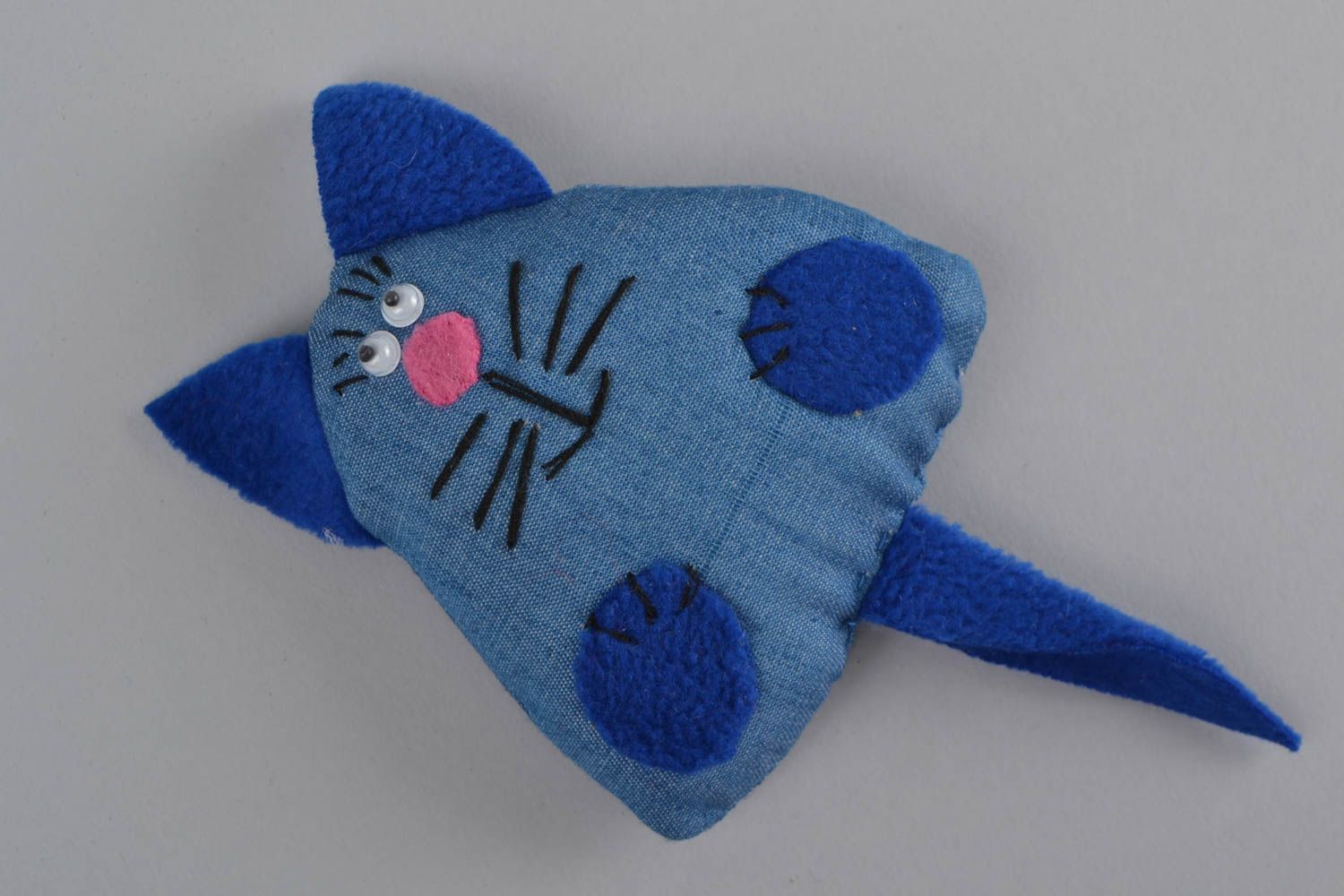 Peluche chat bleu en tissu polaire et coton de petite taille faite main photo 3