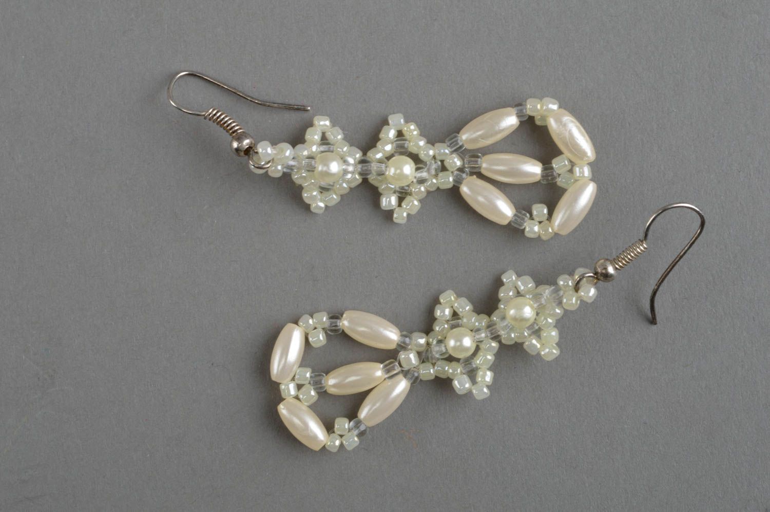 Boucles d'oreilles en perles fantaisie faites main pendantes blanches élégantes photo 2