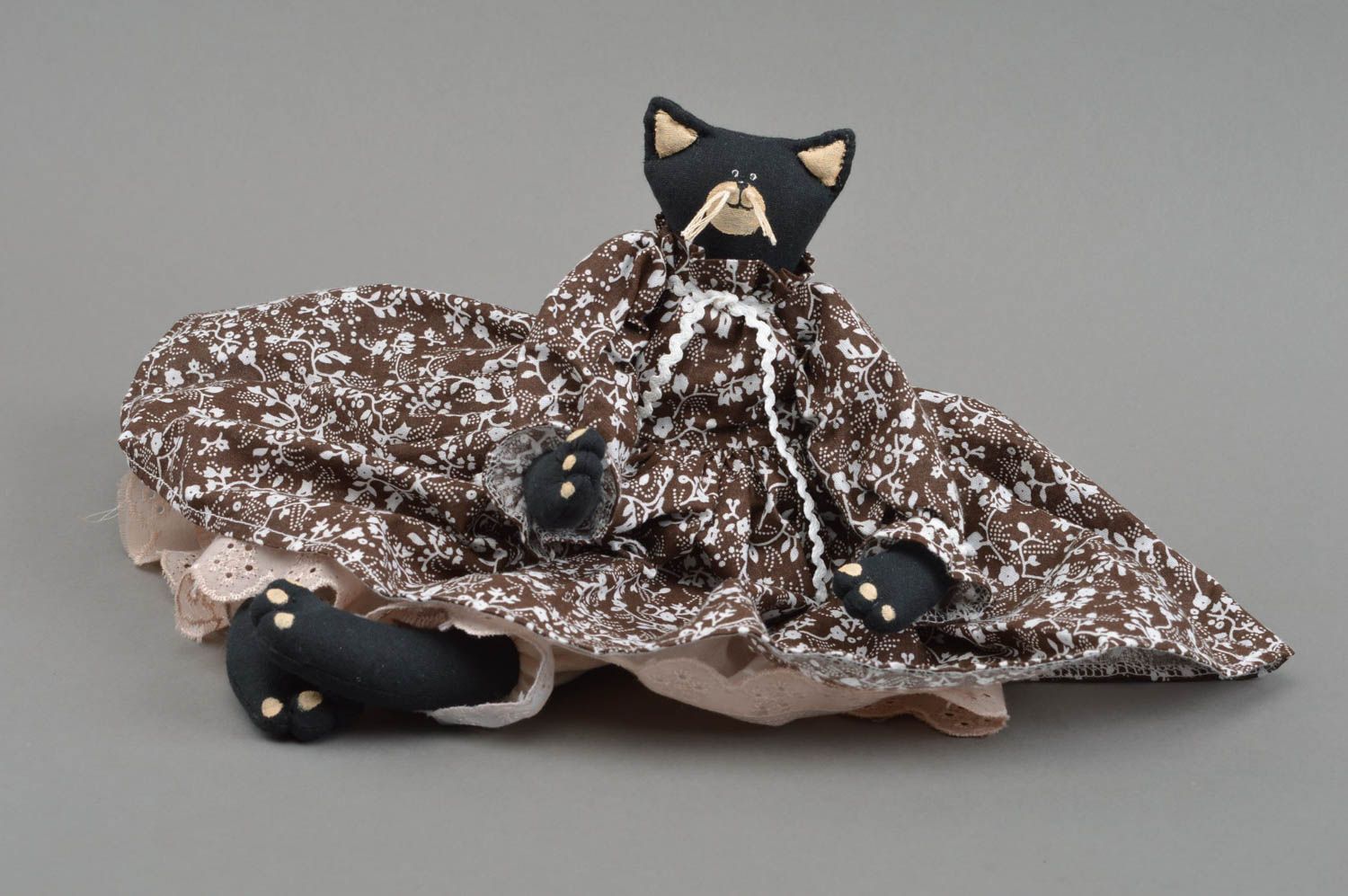 Schönes Textil Kuscheltier Katze schwarz im blumigen Kleid handmade originell foto 3