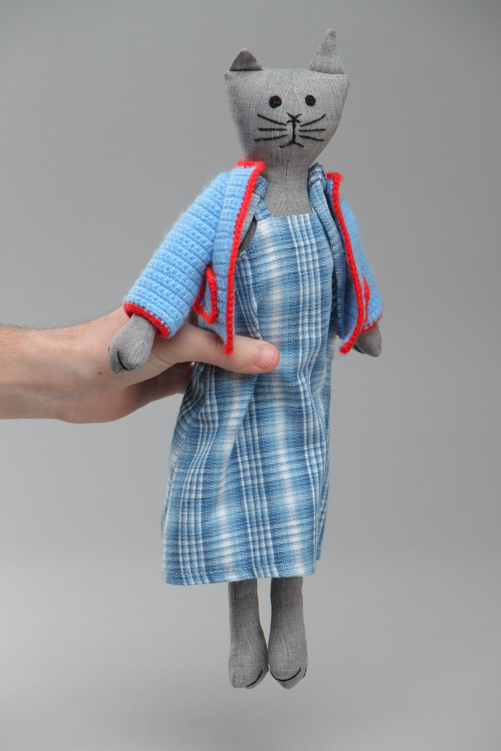 Мягкая игрушка ручной работы из хлопка Кошка в клетчатом сарафане и жакете фото 5