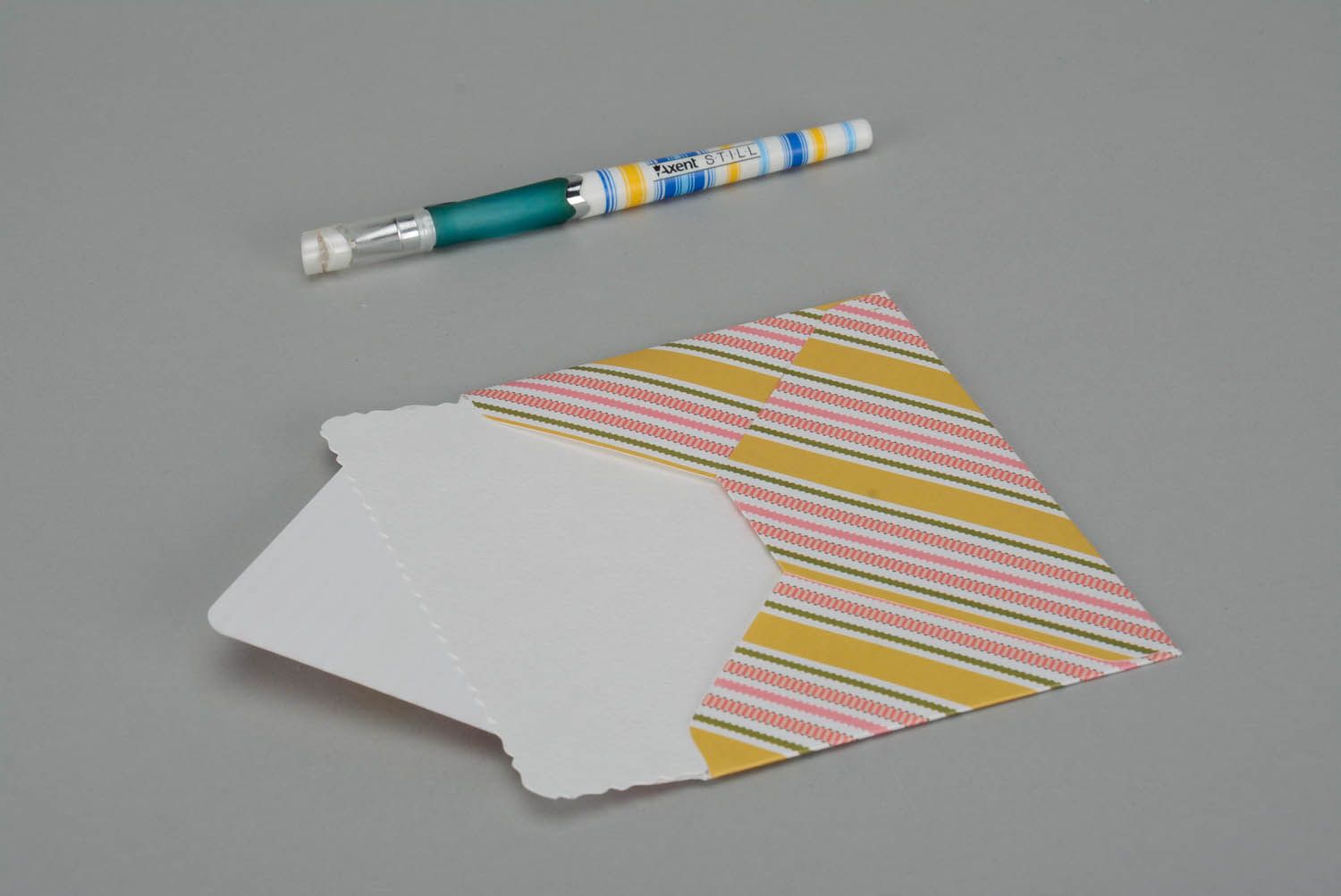 Envelope com listras multicoloridas foto 1