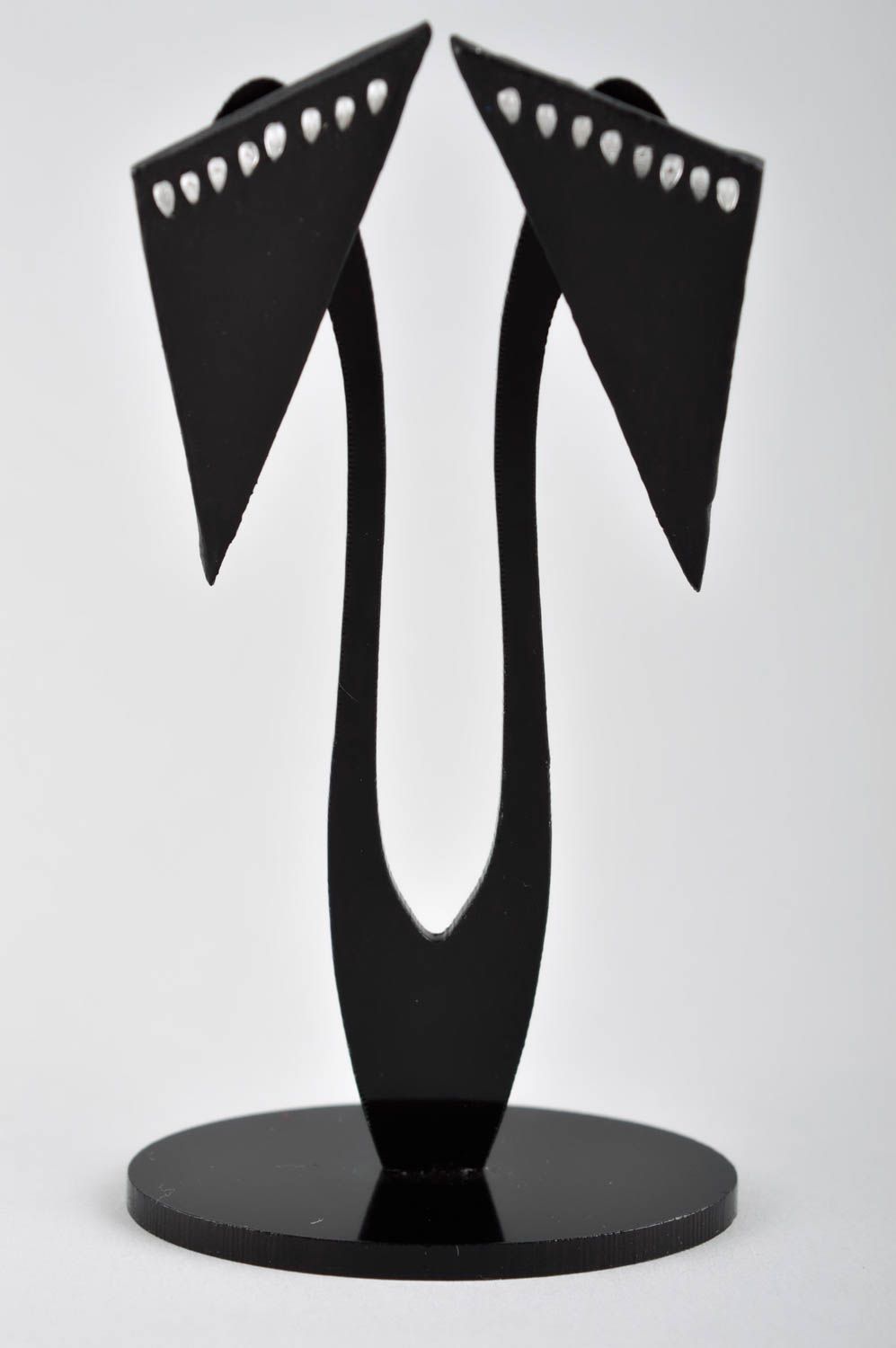 Серьги из полимерной глины украшение ручной работы серьги гвоздики черные фото 2