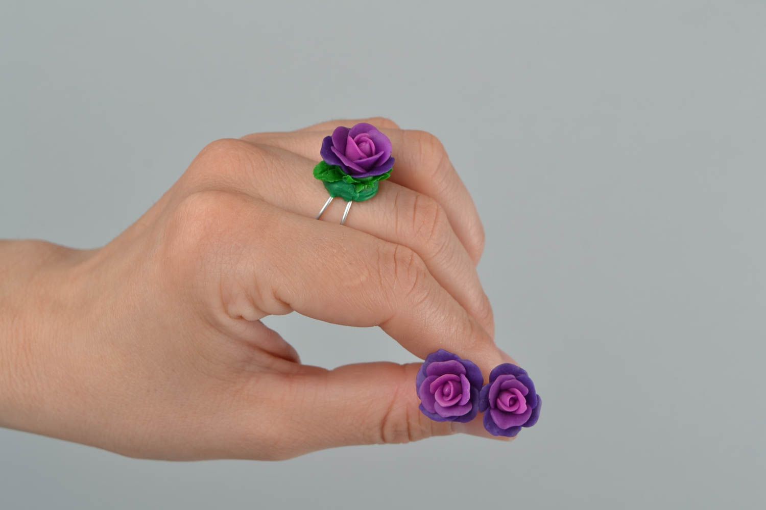 Schmuckset aus Polymer Ton Ohrringe und Ring mit violetten Rosen handmade foto 2