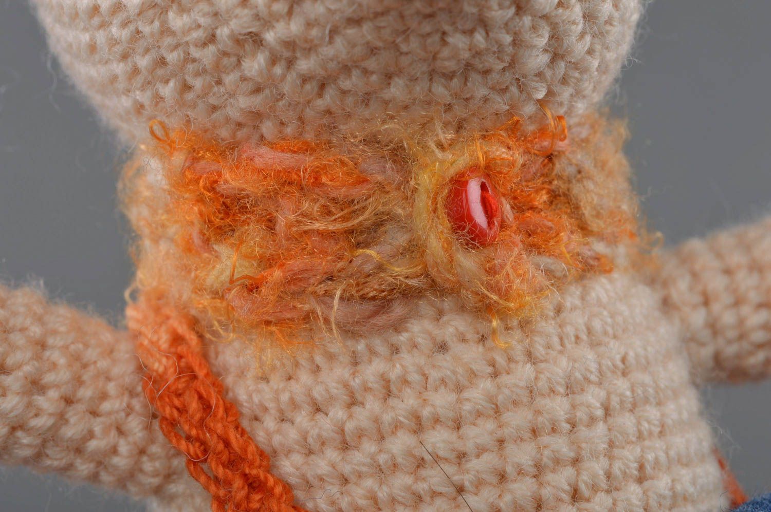 Jouet tricoté original fait main petit pour enfant en forme d'ours beige photo 3
