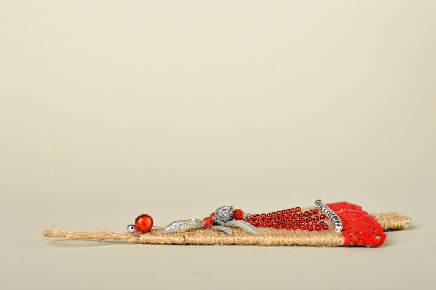 Игрушка ручной работы подвеска игрушка елочка новогоднее украшение с красным фото 3