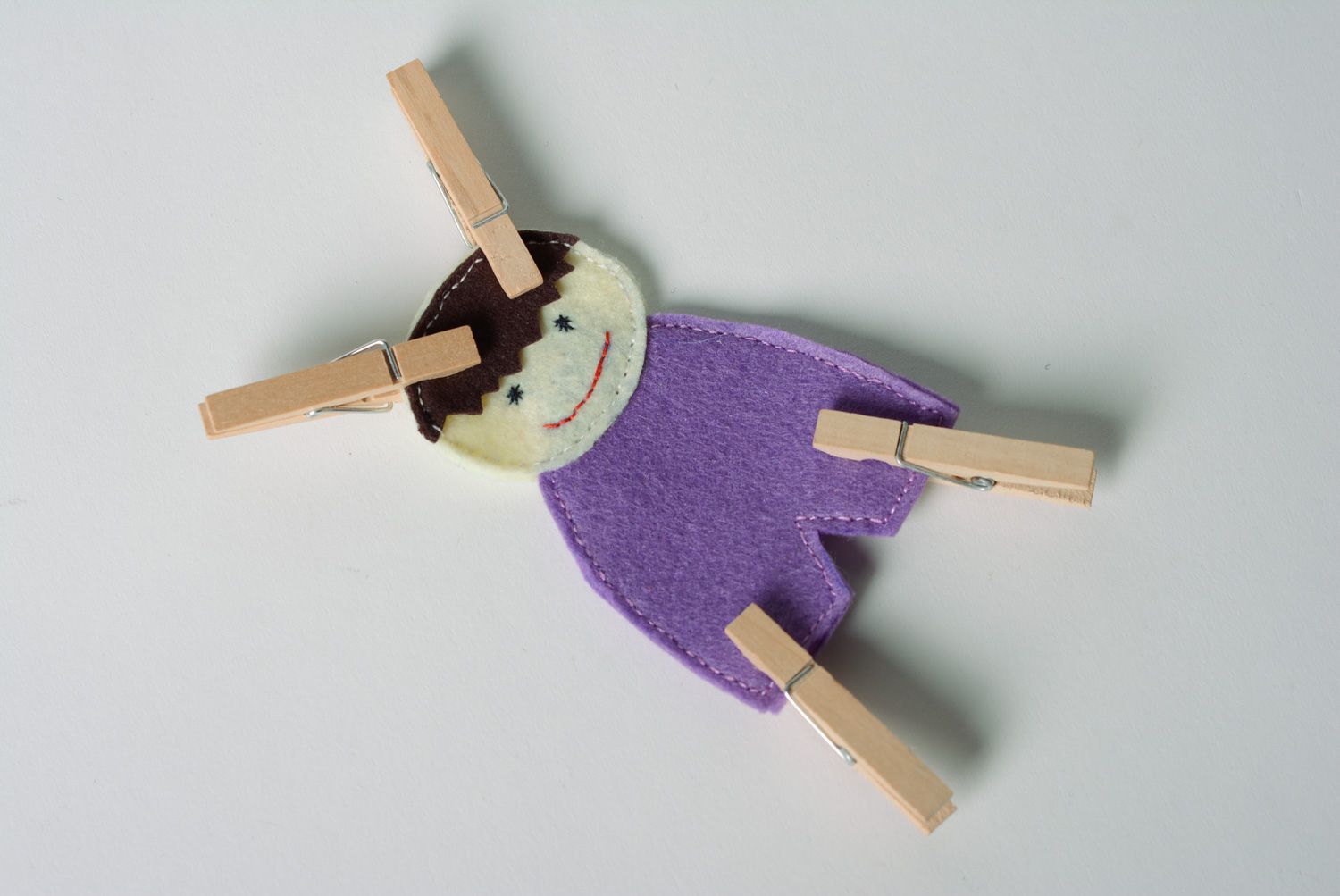 Handgemachtes kleines Lernspielzeug mit Wäscheklammern aus Holz und Junge aus Filz  foto 1